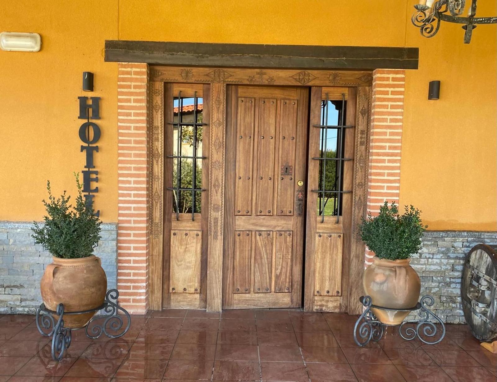 Los Reales Carrizo de la Ribera Exterior foto